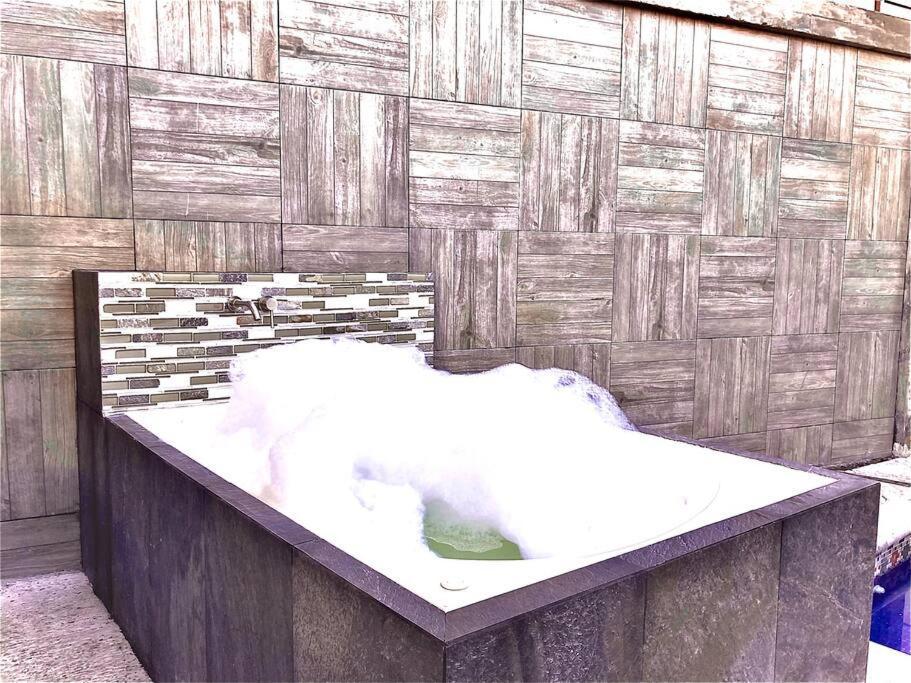 Apartamento Loft Art&design, 2 Jacuzzis Privados, Alberca, Terraza Y Asador! *